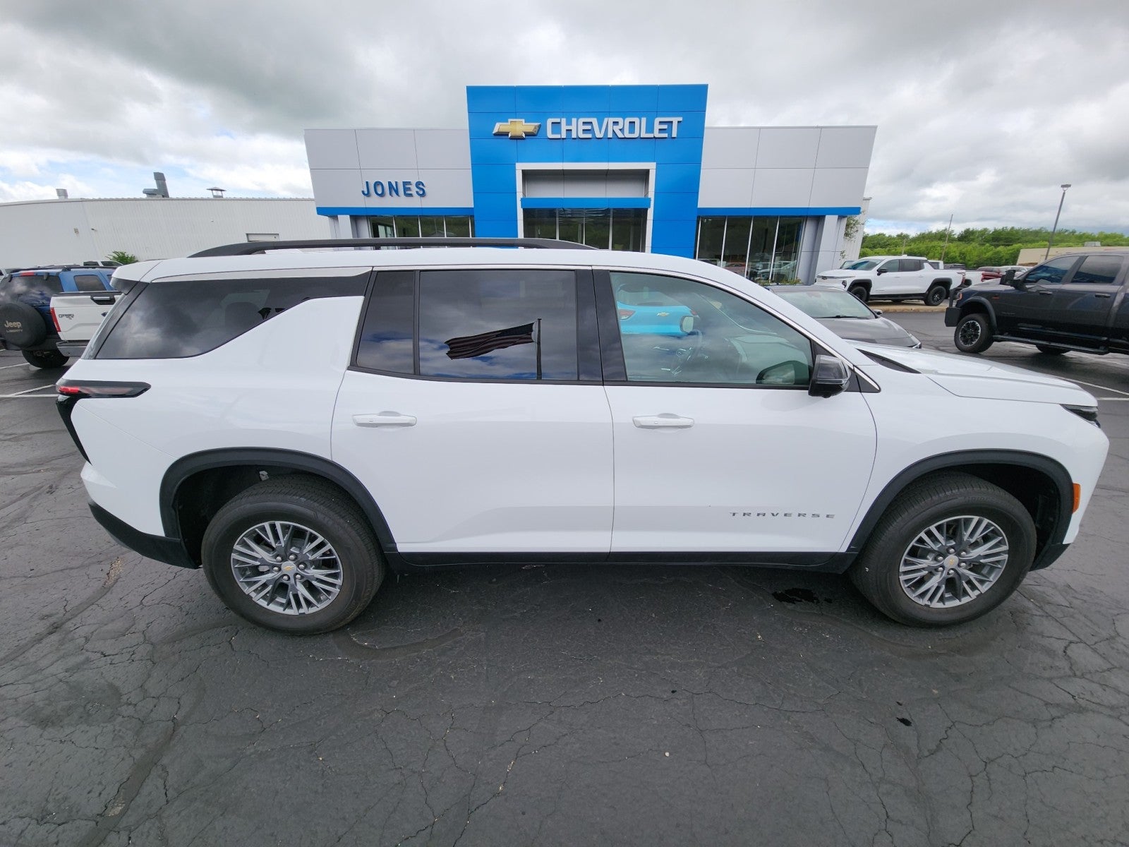 2024 Chevrolet Traverse LT