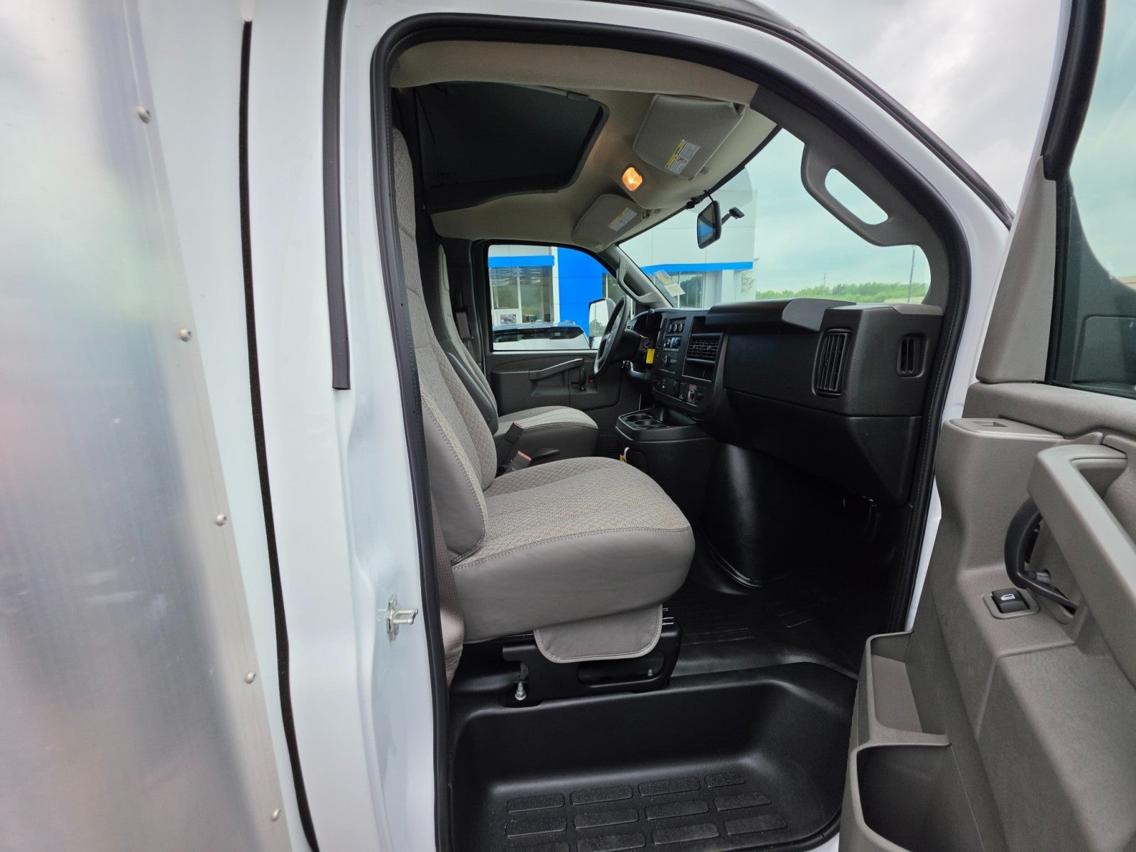 2026 Chevrolet Express Cutaway 3500 1WT
