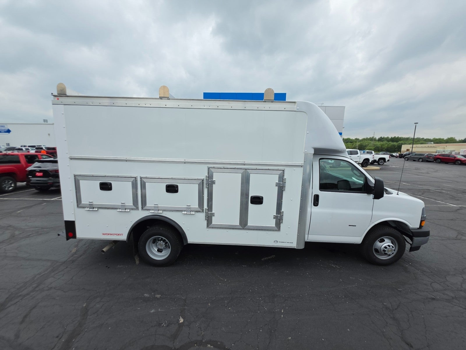 2026 Chevrolet Express Cutaway 3500 1WT